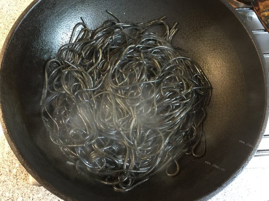 美味的海鲜墨鱼意面做法图解10)
