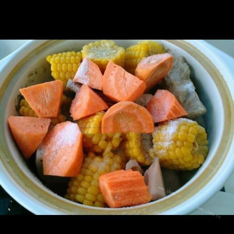 营养美味的玉米胡萝卜莲藕排骨汤做法图解9)