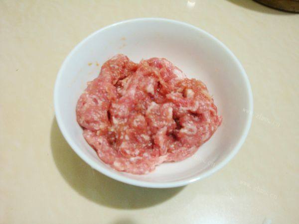 艳丽肉末青蒜炒咸蛋白做法图解2)