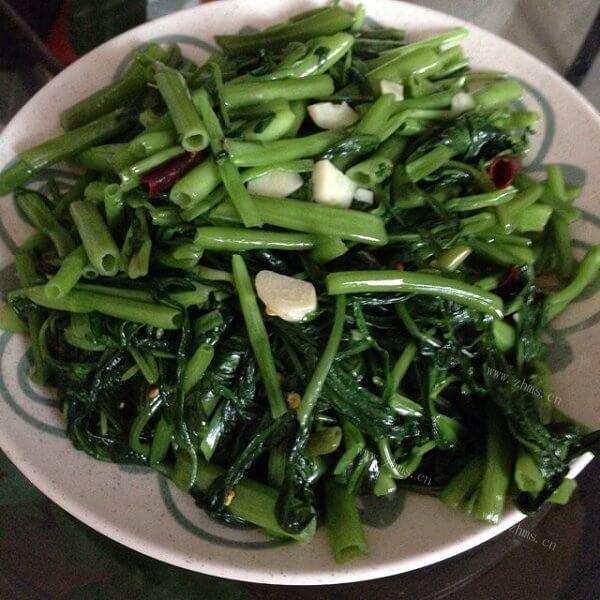回味无穷的豆瓣酱炒空心菜