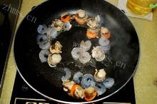 美味的海鲜鸡蛋炒饭做法图解2)