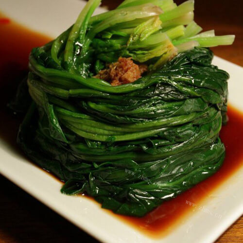 十分可口的浇汁菠菜