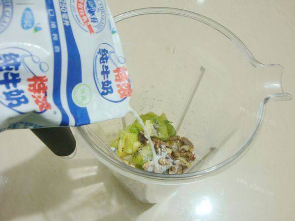 营养美味的牛奶核桃双果汁做法图解6)