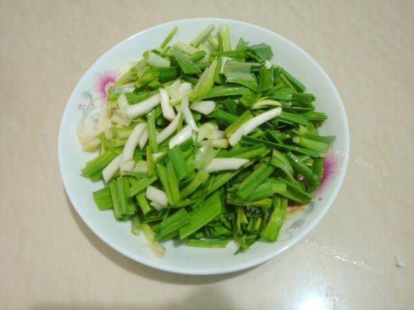 艳丽肉末青蒜炒咸蛋白做法图解4)
