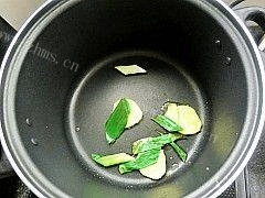 鱼头鸳鸯火锅做法图解4)