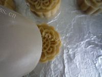 好吃的广式咖喱肉松月饼做法图解14)