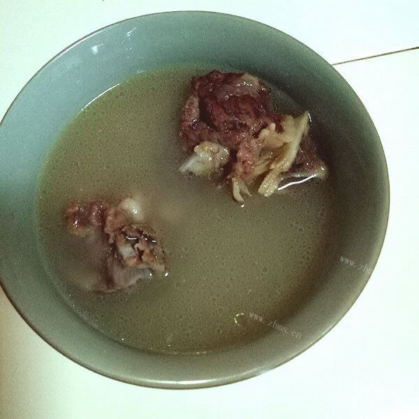 鲜香的牛骨汤的做法 