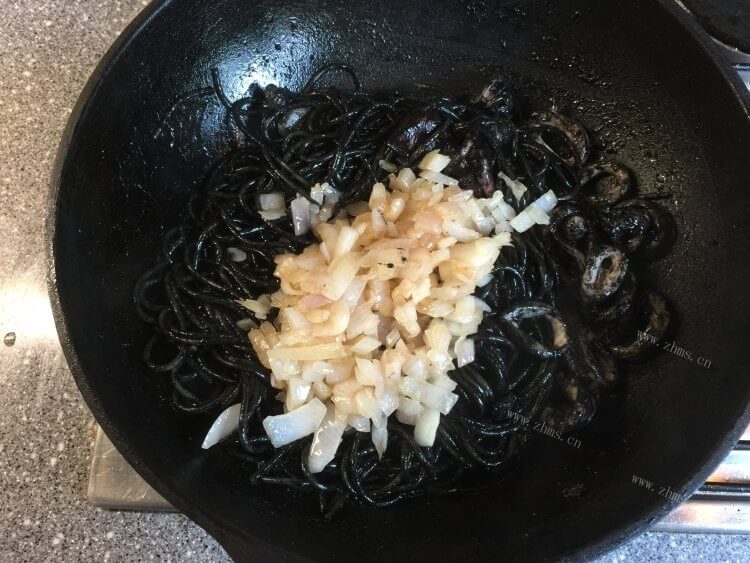 美味的海鲜墨鱼意面做法图解12)