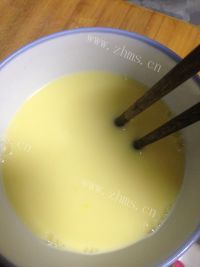 美味的蟹黄鲜虾滑蛋羹做法图解6)