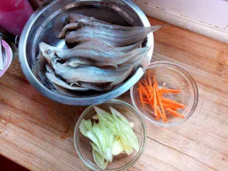 美味的炝锅风板鱼做法图解1)