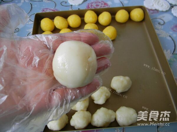 好吃的椰香奶黄馅冰皮月饼做法图解20)