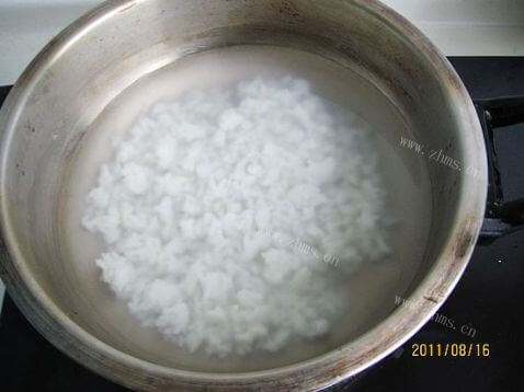 美味的杂蔬火腿粥做法图解2)