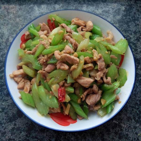 美味可口的瘦肉炒芹菜玉米粒