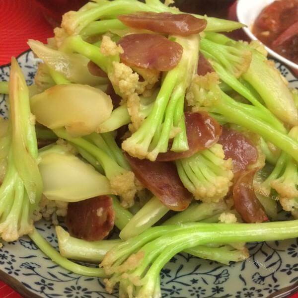 家常的腊肠炒花菜