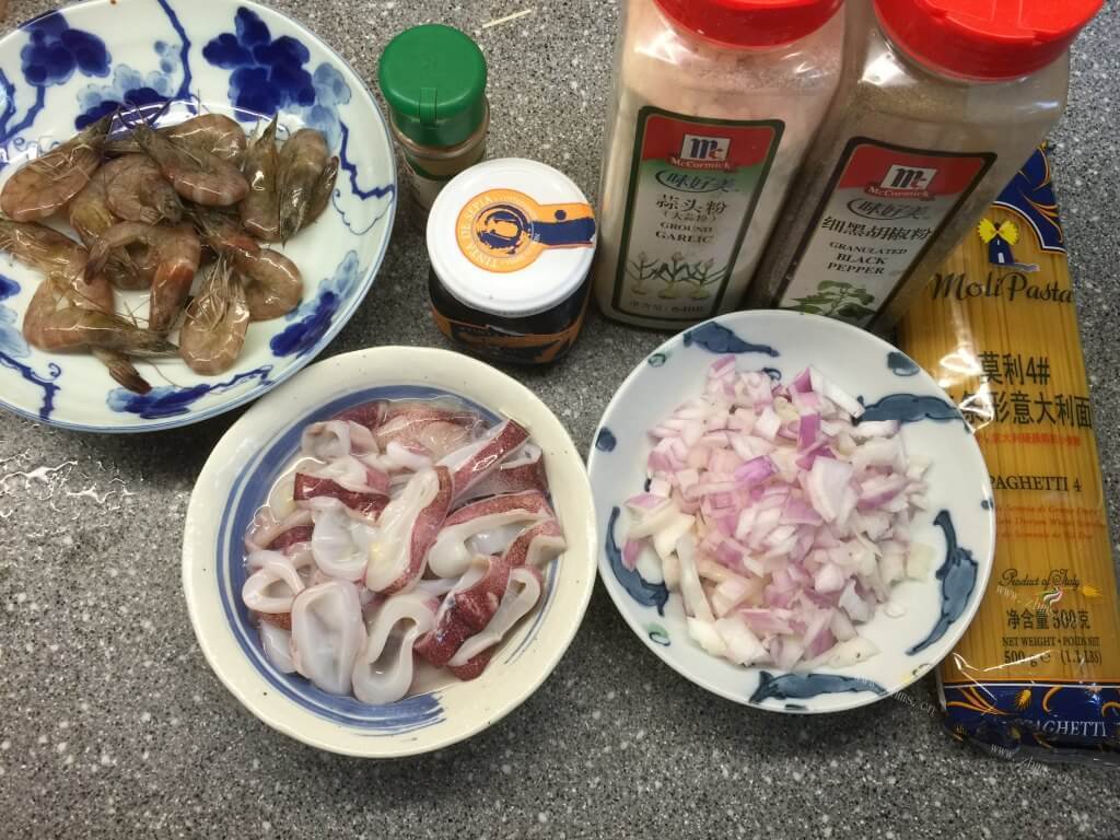 美味的海鲜墨鱼意面做法图解1)