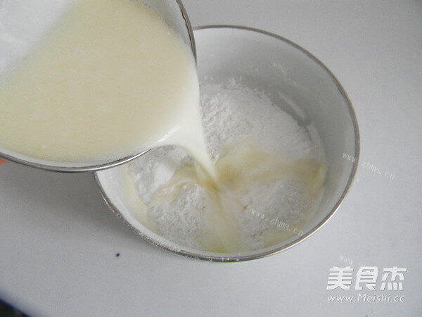好吃的椰香奶黄馅冰皮月饼做法图解3)