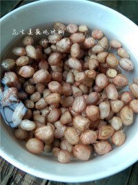 养生好汤花生莲藕炖猪脚做法图解3)