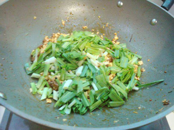 艳丽肉末青蒜炒咸蛋白做法图解7)