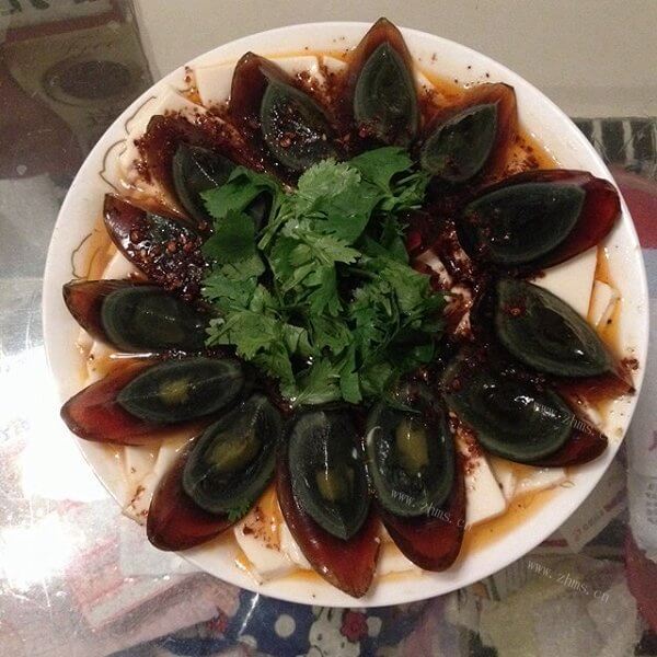 美味的凉拌皮蛋的做法