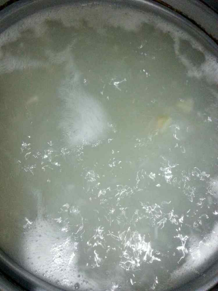 好吃的瘦肉枸杞叶瑶柱粥做法图解4)