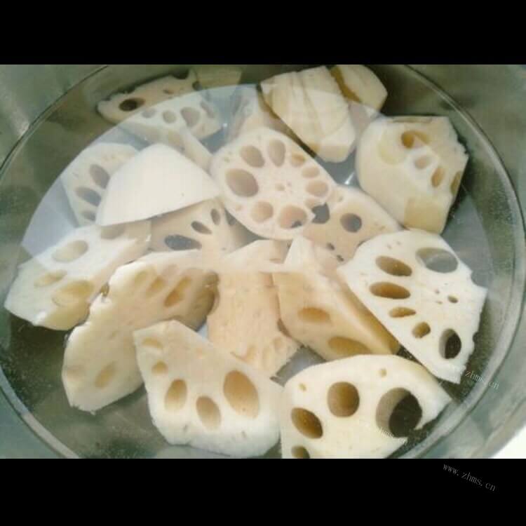 营养美味的玉米胡萝卜莲藕排骨汤做法图解4)