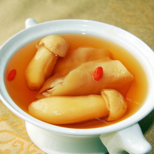美味的松茸炖花胶