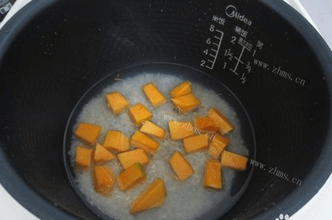 特色南瓜香菇鸡肉饭做法图解5)