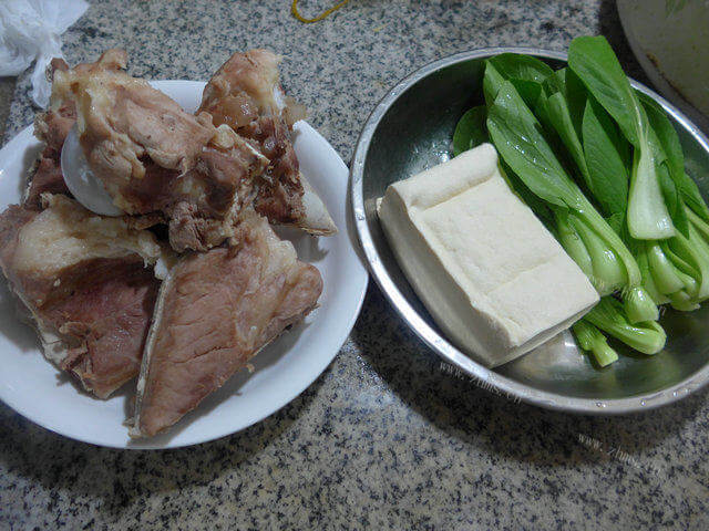 营养健康的青菜豆腐肉骨汤 做法图解1)