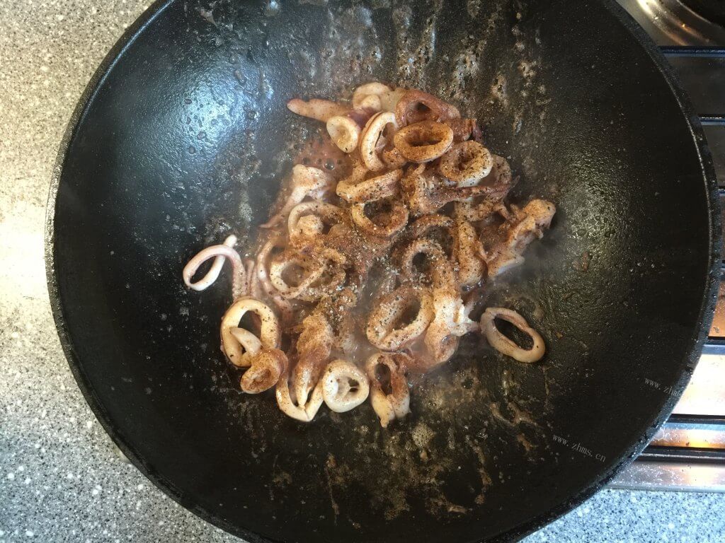 美味的海鲜墨鱼意面做法图解7)