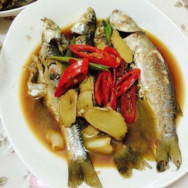 鲜美的酱油焖气筒鱼