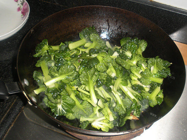 健康可口的菊花菜炒豆制品做法图解4)