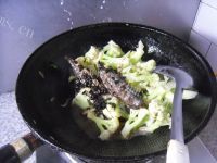 美味的豆豉鲮鱼烧菜花做法图解6)