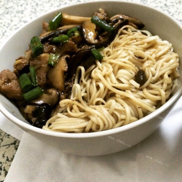 [简单版]香菇瘦肉番茄酱拌面