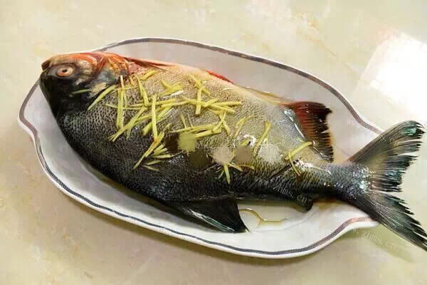 美味的秘制清蒸鱼做法图解2)