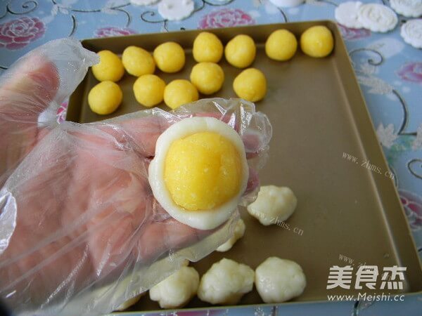 好吃的椰香奶黄馅冰皮月饼做法图解19)