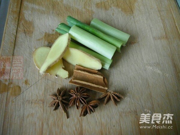 营养丰富的五花肉炖榛蘑做法图解3)