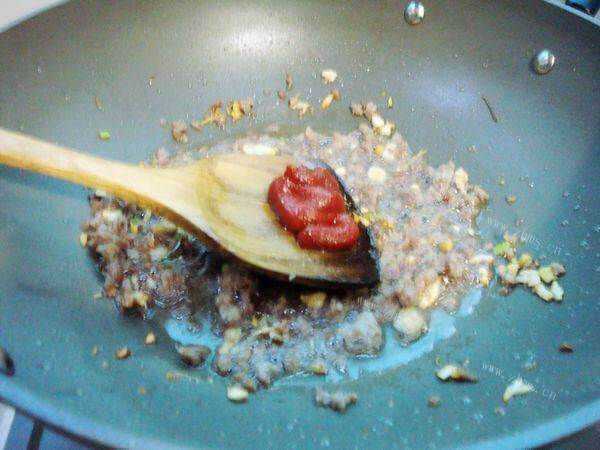 艳丽肉末青蒜炒咸蛋白做法图解5)