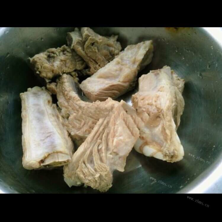 营养美味的玉米胡萝卜莲藕排骨汤做法图解7)