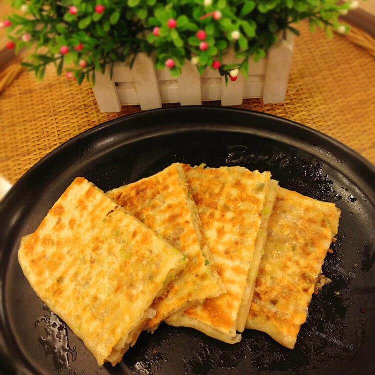 好吃的大葱油渣饼做法图解14)