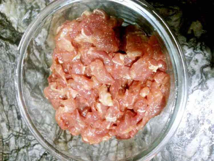 好吃的瘦肉枸杞叶瑶柱粥做法图解2)