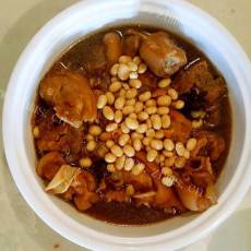 营养黄豆炖猪蹄汤