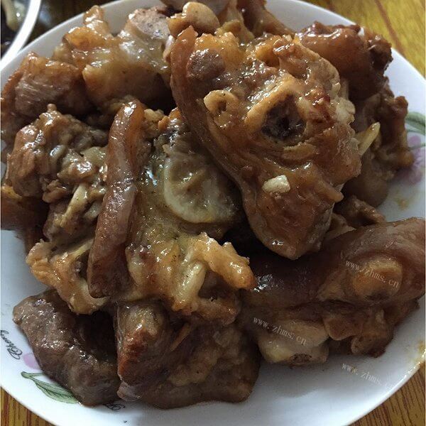 诱人的黄花菜焖猪手