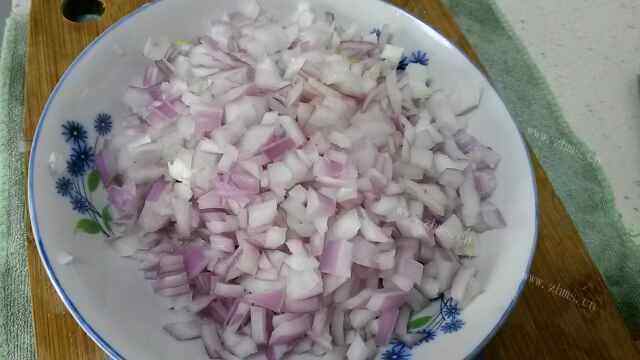 鲜美的洋葱青椒鲜肉包做法图解2)