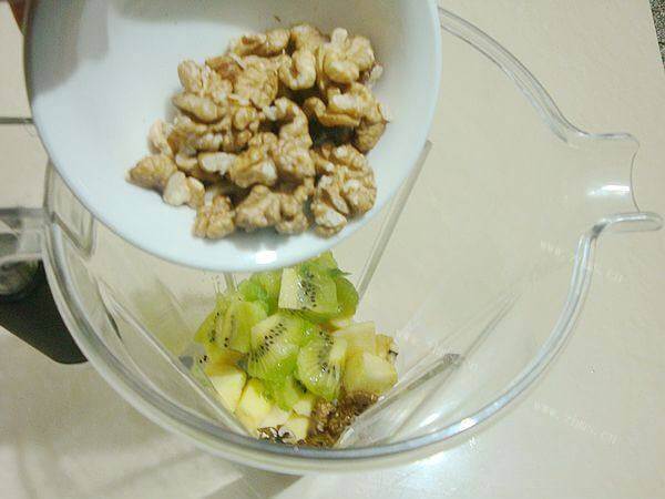 营养美味的牛奶核桃双果汁做法图解5)