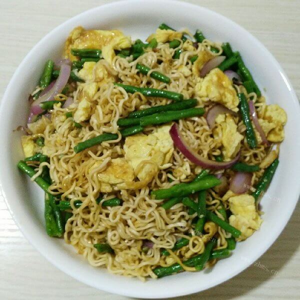 美味的黄瓜鸡蛋炒面