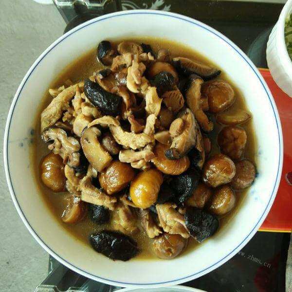 香菇栗子炖鸡腿