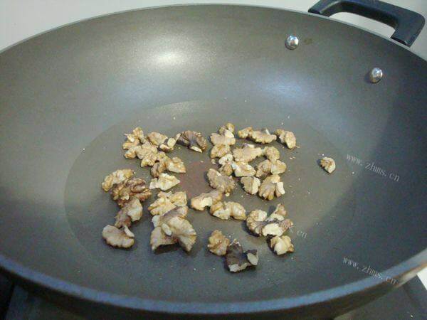 营养美味的牛奶核桃双果汁做法图解2)