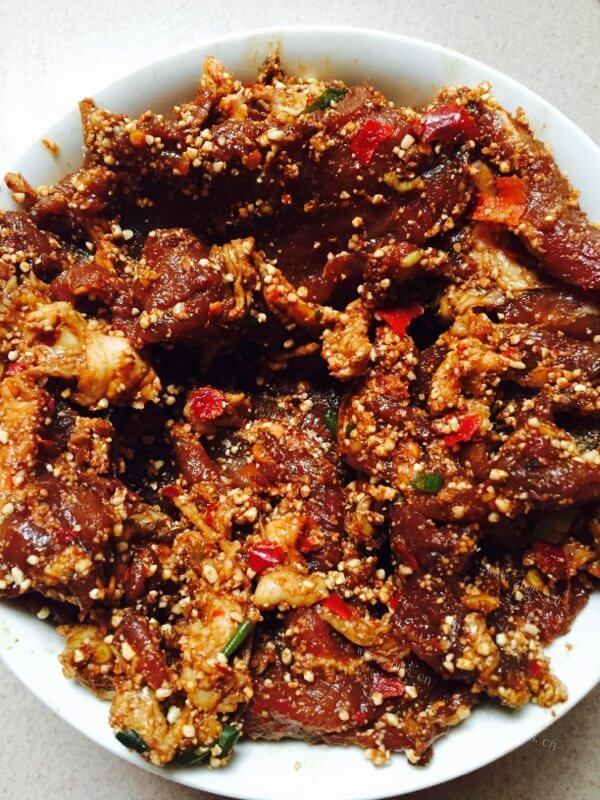 美味可口的川版粉蒸肉做法图解4)