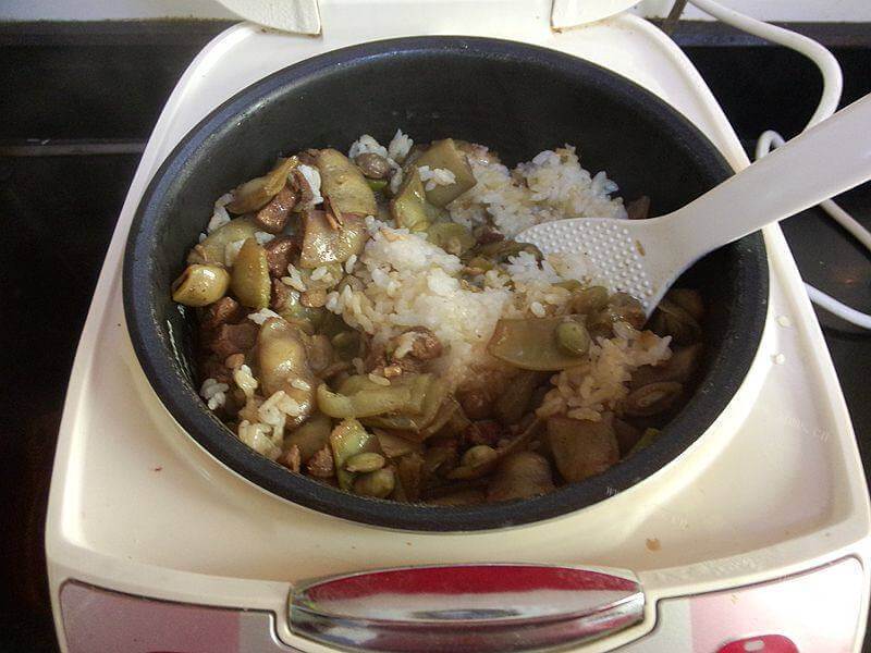 美味的牛肉丁扁豆饭做法图解6)