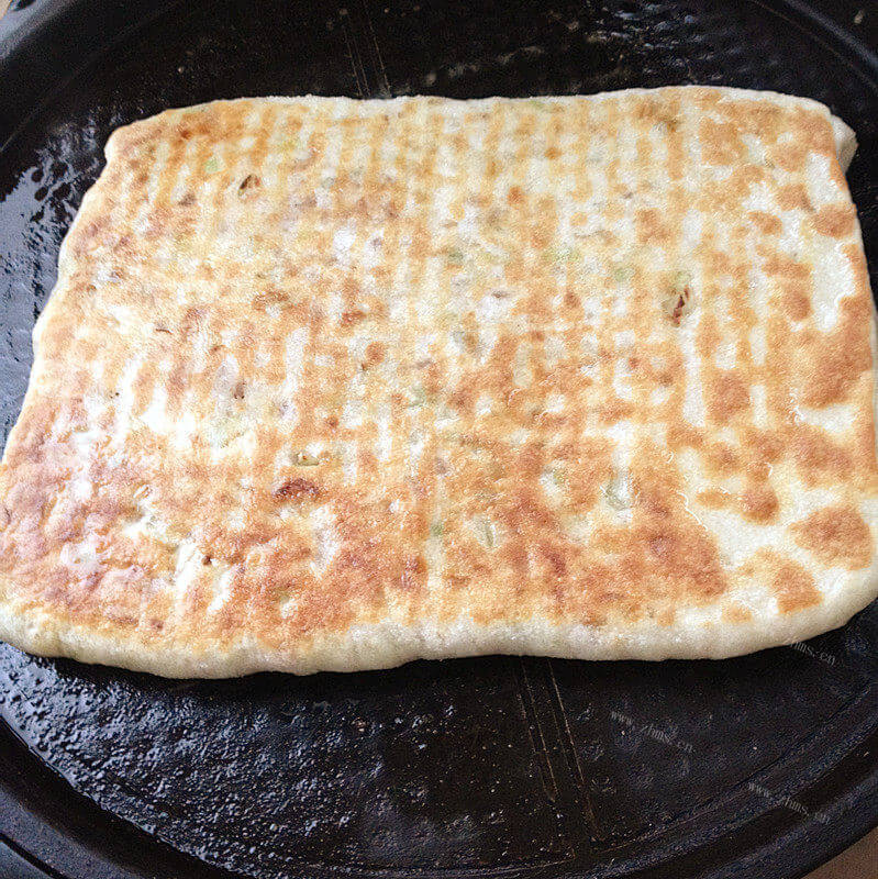 好吃的大葱油渣饼做法图解13)